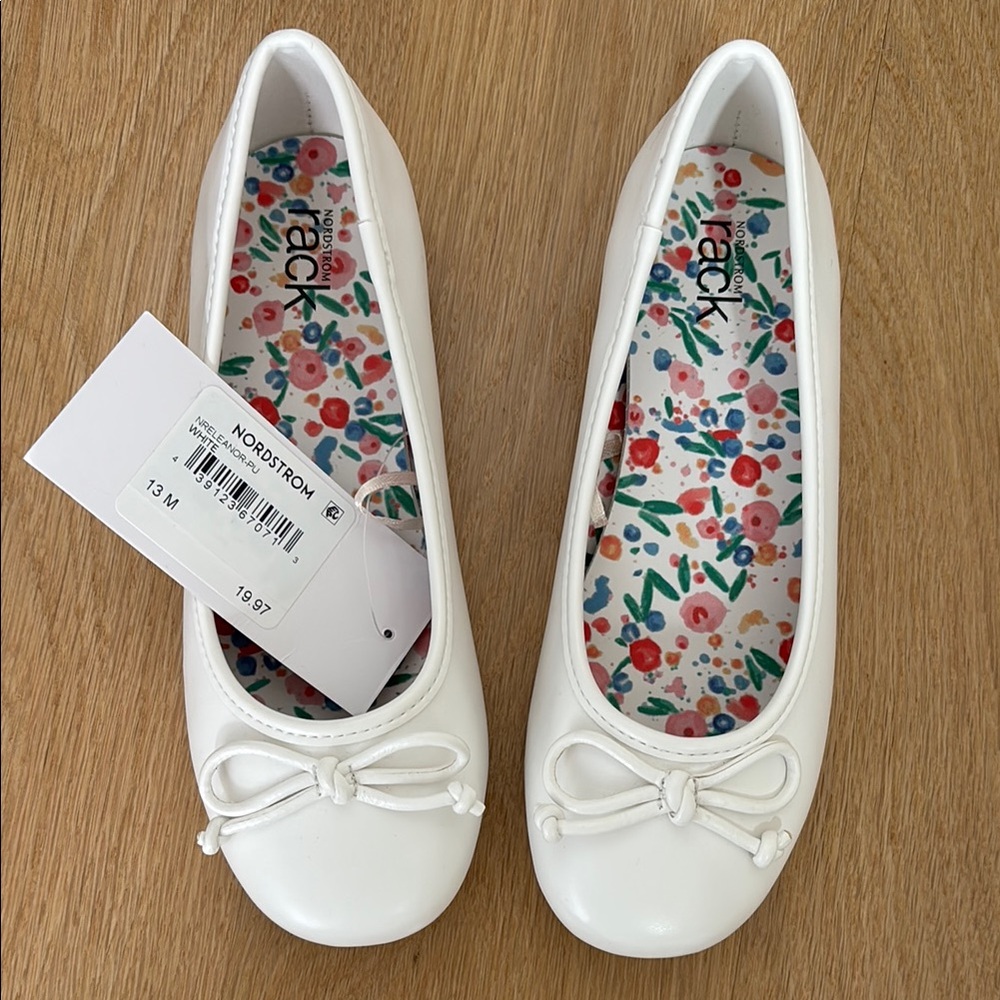 NWT Nordstrom Rack White Flats with Bow Accent